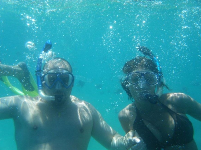 Bajo el mar con mascaras de snorkel